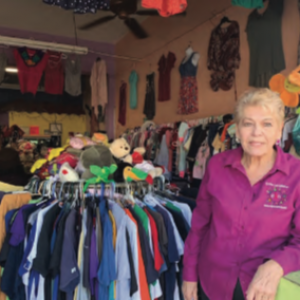 efina Carrizales de forma voluntaria atiende la tienda de ropa de segunda mano de ‘Es por los Niños’, ahí entregan cambios de ropa a los familiares de las personas afectadas y también venden topa para ayuda de la organización.