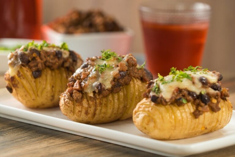 Papas rellenas de chili con tocino