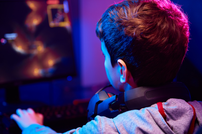 Educar sobre seguridad en línea previene riesgos